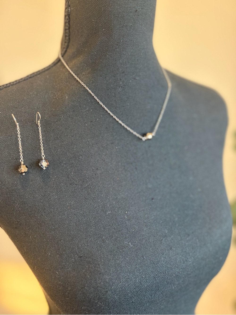 Fashion Jewelry Silver Crystal Drop Necklace and Earrings Set